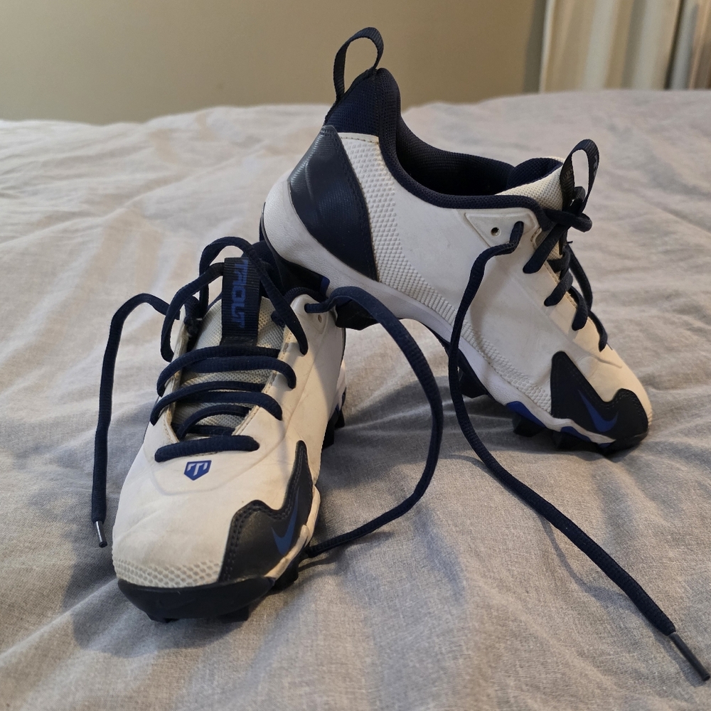 Nike Kids Trout Baseball Cleats in White and Navy